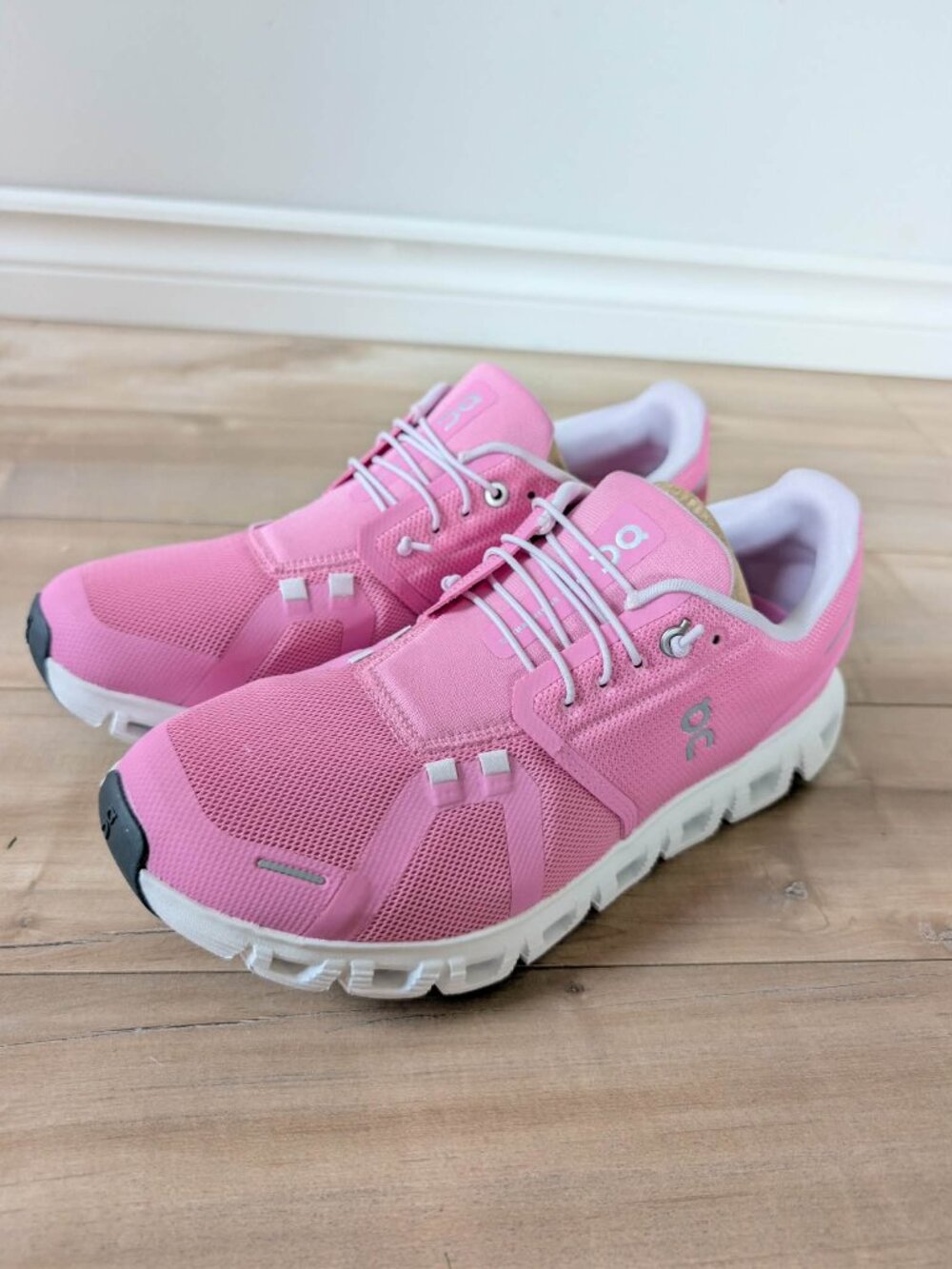 NIB On Cloud 6 Raspberry White Women’s Sneakers Size 10